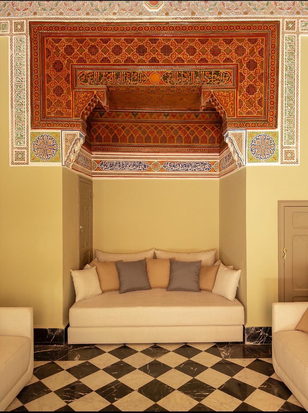 Alcôve et plafond peint dans un riad de la Médina