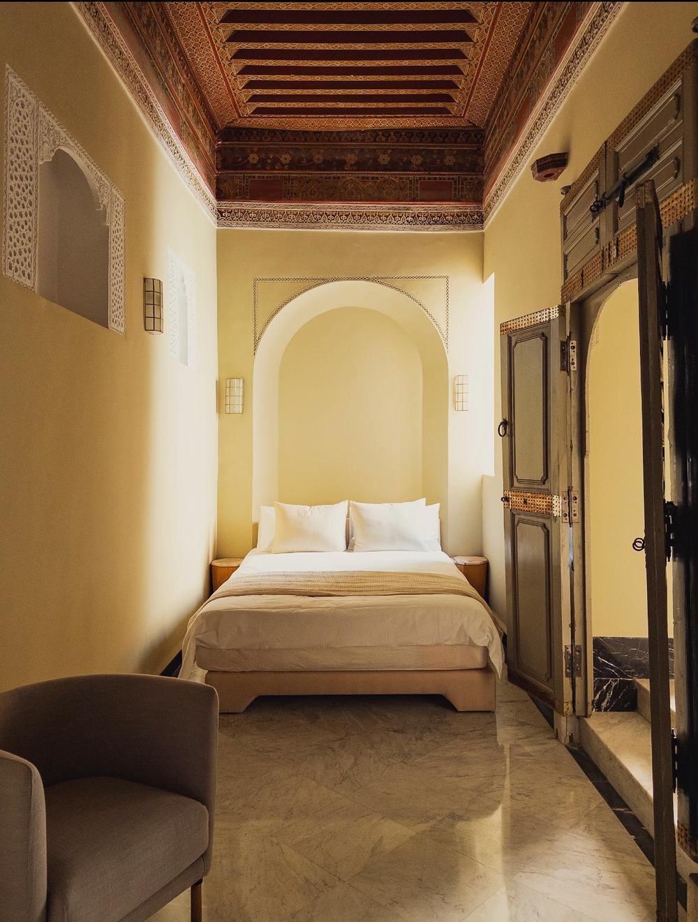 Chambre d'un riad sous un plafond de cèdre