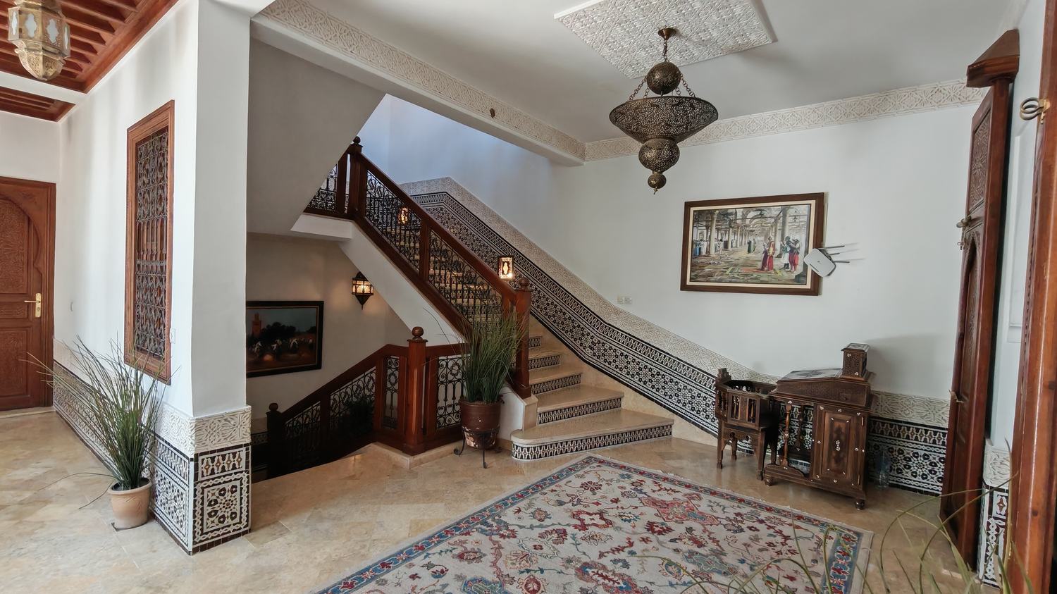 Escalier et galerie autour du patio d'un riad