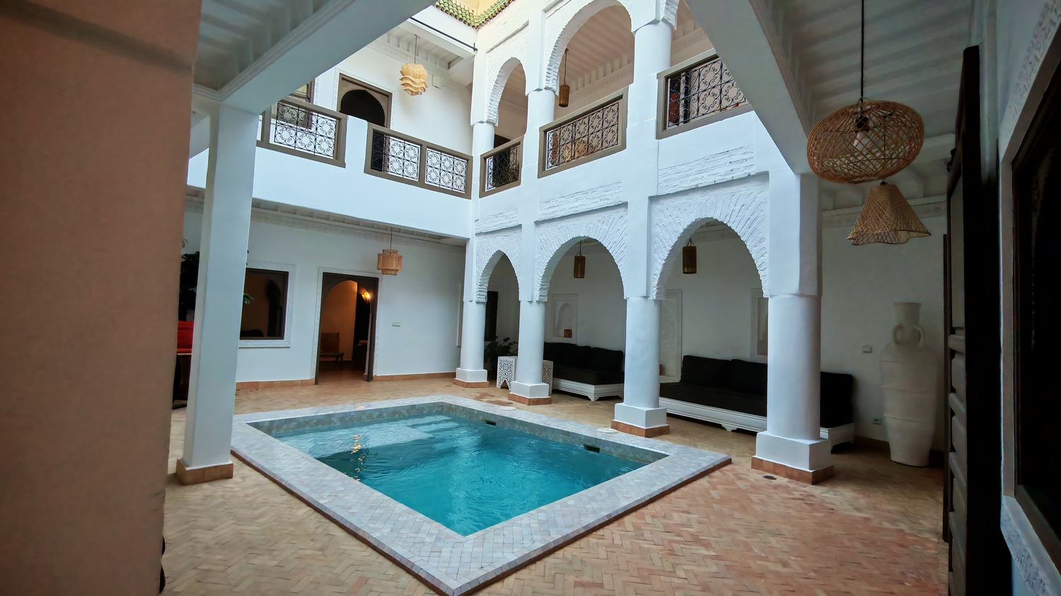 Patio et bassin d'un riad rénové dans la Médina de Marrakech