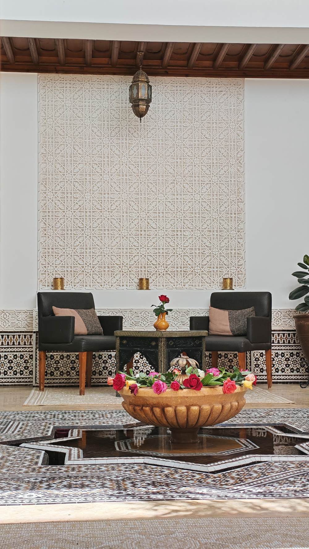 Salon d'un riad ouvert sur le patio et sa fontaine